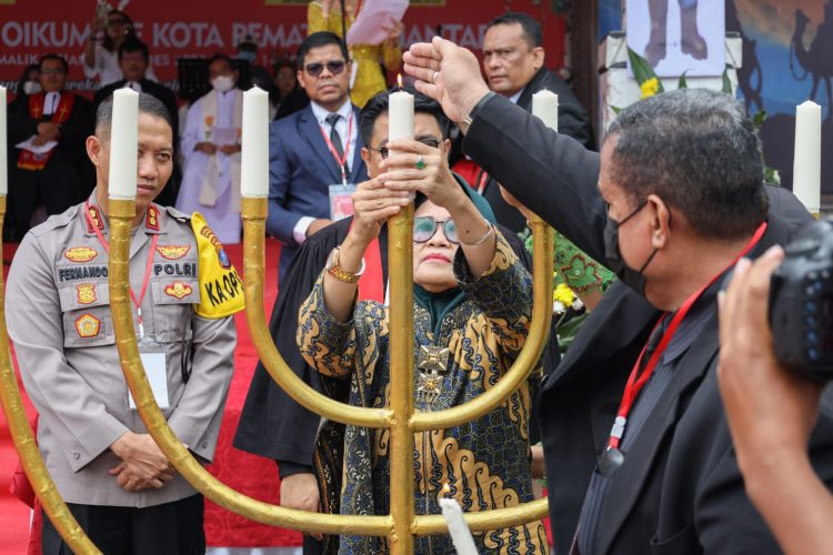 WALIKOTA NYALAKAN LILIN PERAYAAN NATAL OIKUMENE KOTA SIANTAR