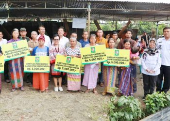 Bupati, Ketua DPRD dan Ketua TP PKK Simalungun Berikan Bantuan Korban Kebakaran.