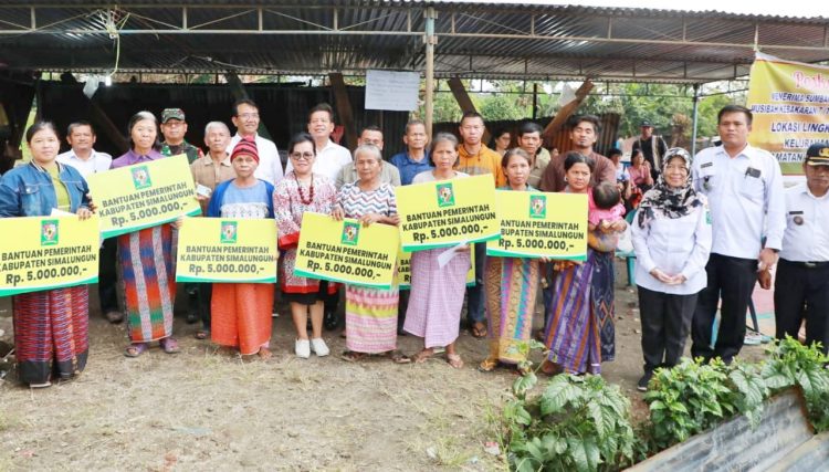 Bupati, Ketua DPRD dan Ketua TP PKK Simalungun Berikan Bantuan Korban Kebakaran.