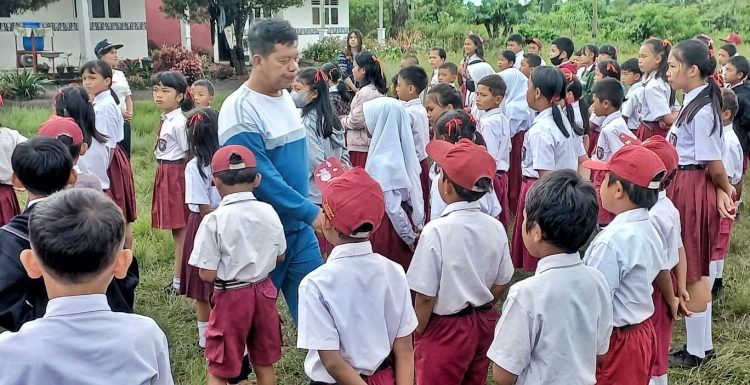 BUPATI SIMALUNGUN MOTIVASI MURID SD TIGARUNGGU