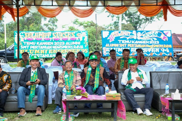 RADIAPOH SINAGA, BUPATI SIMALUNGUN BERNOSTALGIA DI SMK PERTANIAN PEMATANG RAYA.
