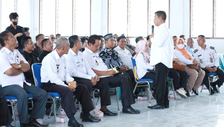 PEMBEKALAN PANGULU TERPILIH: BUPATI SIMALUNGUN BERJANJI, JAGA PANGULU JIKA ADA PERSOALAN.