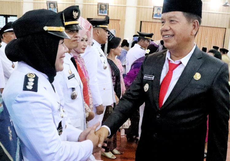 BUPATI SIMALUNGUN LANTIK 12 CAMAT, 16 KEPALA UPTD PUSKESMAS DAN 86 ADM DAN PENGAWAS