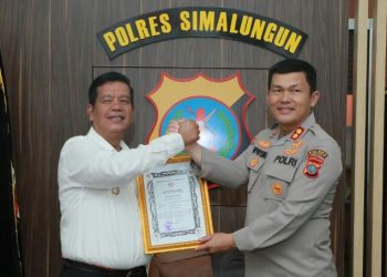 Bupati Simalungun berikan Penghargaan Kepada Kapolres.