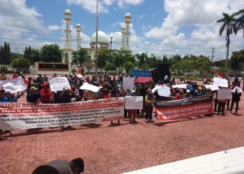 300 ORANG LEBIH MASYARAKAT TANI HUTA BAGASAN PASIR MANDOGE, UNJUK RASA KE KANTOR BUPATI MENUNTUT PEMERINTAH, MENGUSIR PT SPR KELUAR DARI HUTA BAGASAN PASIR MANDOGE.