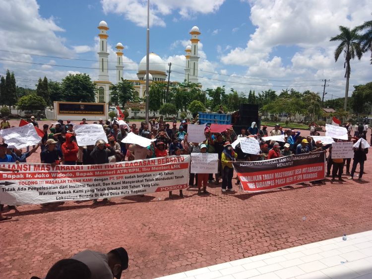 300 ORANG LEBIH MASYARAKAT TANI HUTA BAGASAN PASIR MANDOGE, UNJUK RASA KE KANTOR BUPATI MENUNTUT PEMERINTAH, MENGUSIR PT SPR KELUAR DARI HUTA BAGASAN PASIR MANDOGE.