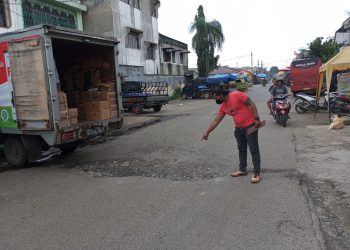 PDAM TIRTA ULI, PEDIARKAN GALIAN PIPA MERUSAK JALAN MUSYAWARAH.