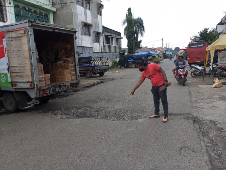 PDAM TIRTA ULI, PEDIARKAN GALIAN PIPA MERUSAK JALAN MUSYAWARAH.