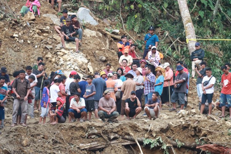 KORBAN LONGSOR DOLOK SIMARSOLPAH, SEMINGGU YANG LALU, TAK KUNJUNG DITEMUKAN