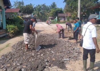 PAC POSPERA TINGGI RAJA INISIASI PERBAIKAN JALAN DI DUSUN V DESA SIDOMULIO ASAHAN.